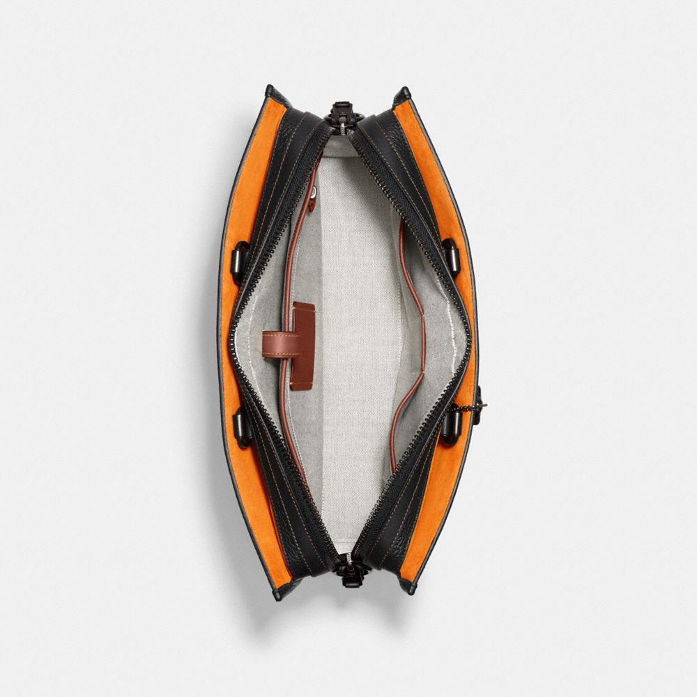 Coach Rogue Brief In Regenerative Leather Pretas | COH866530