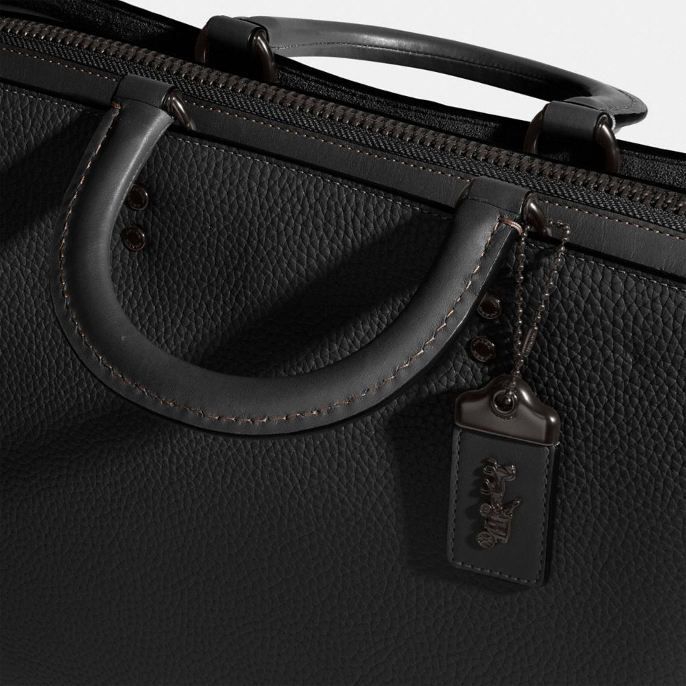 Coach Rogue Brief In Regenerative Leather Pretas | COH866530