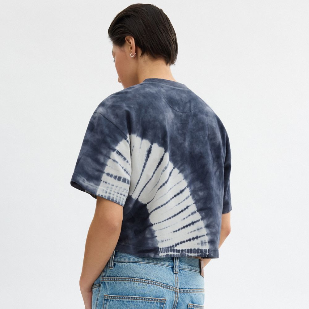 Coach Tie Dye Cursive Signature Cropped T Shirt In Organic Cotton Azul Marinho Multicoloridas | COH866006
