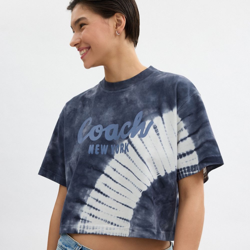 Coach Tie Dye Cursive Signature Cropped T Shirt In Organic Cotton Azul Marinho Multicoloridas | COH866006